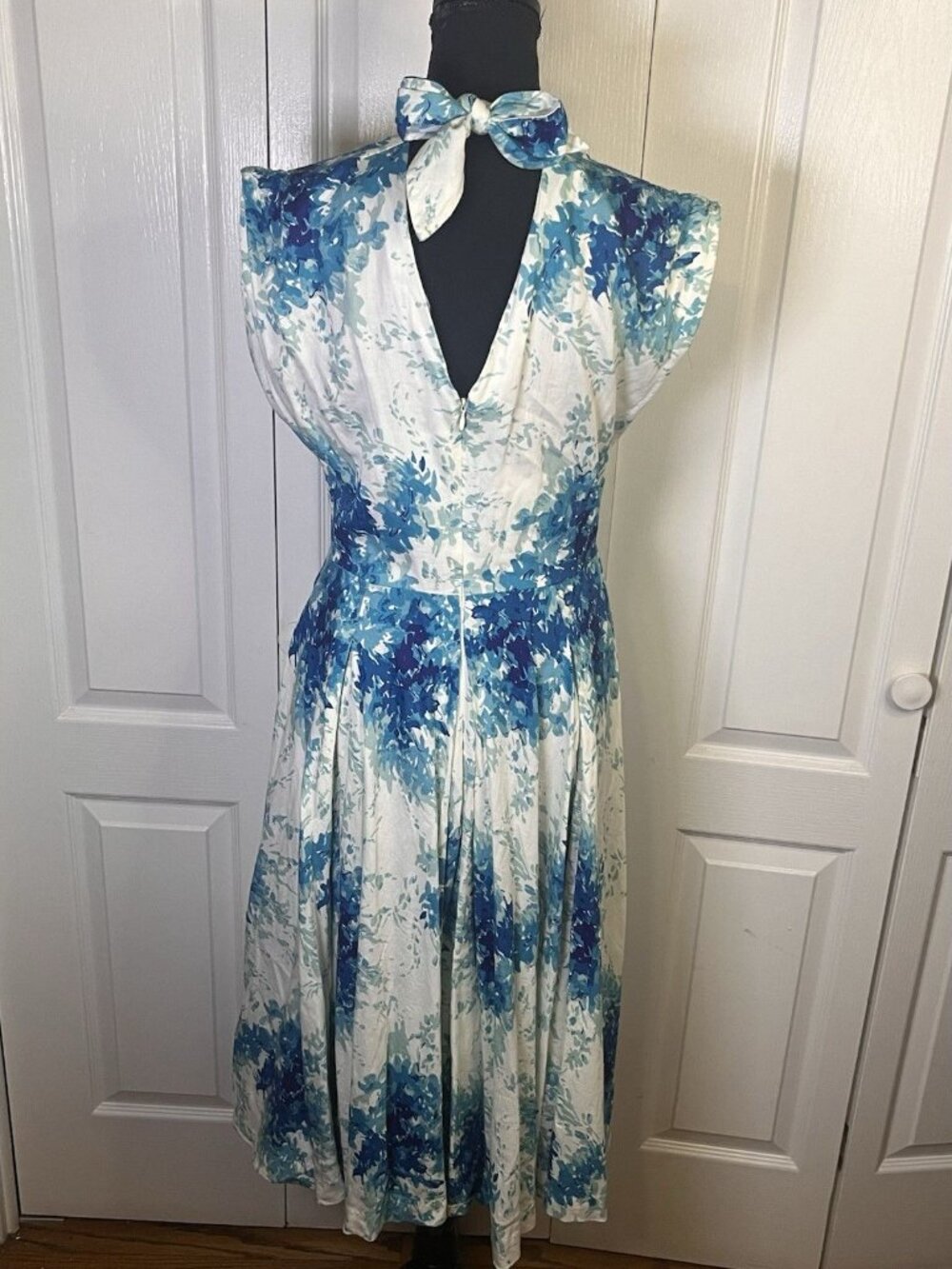 Anthropologie Maple Anabelle Dress Sz 10 Halter Neck Hydrangea Floral Fit & Flar - Picture 8 of 11